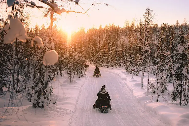Sneeuwscooter tocht Äkäslompolo